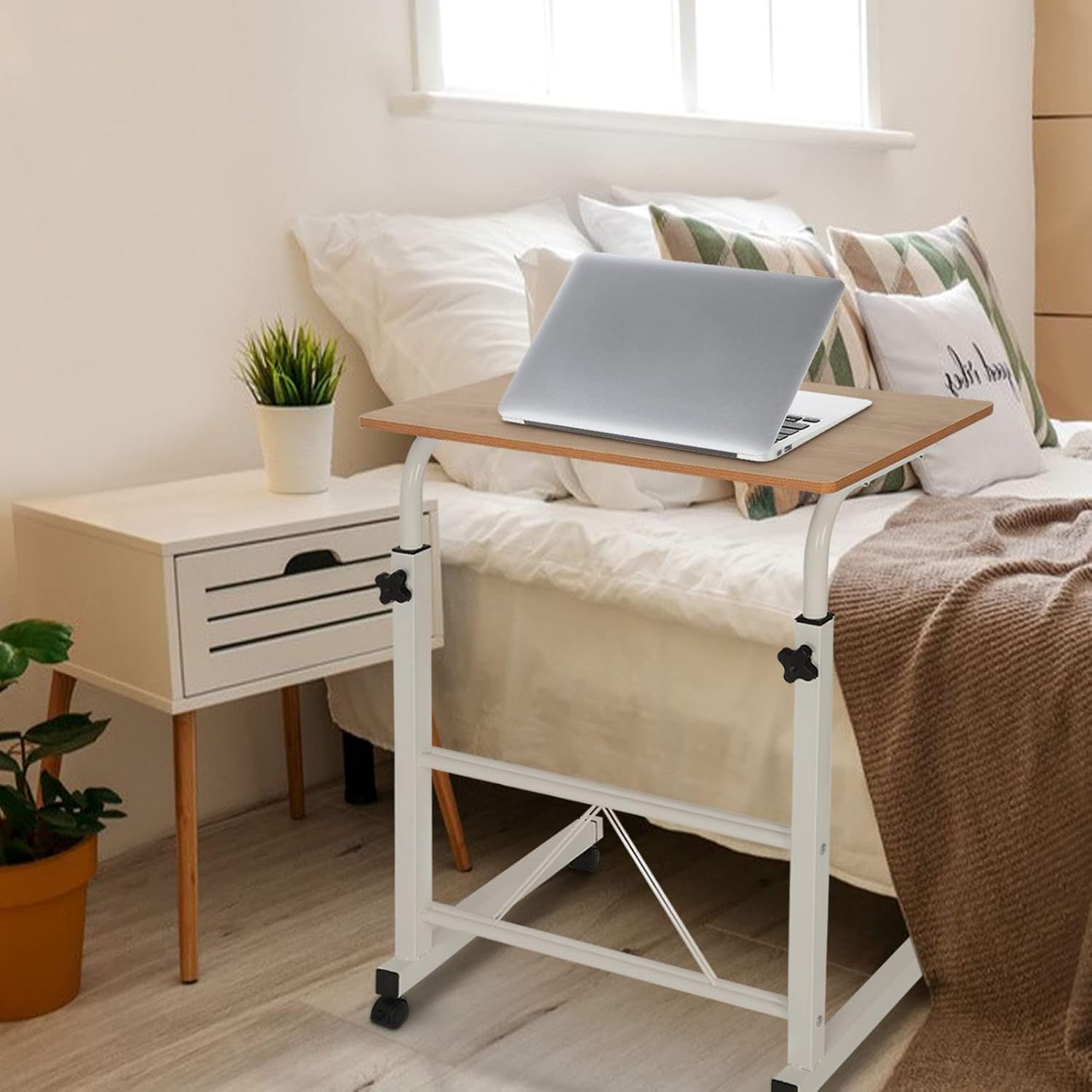 Mobiler Laptoptisch „FlexiWork“ (60x40 cm) – Höhenverstellbarer Computertisch mit Rollen (Gelbes Birnbaumholz-Dekor)